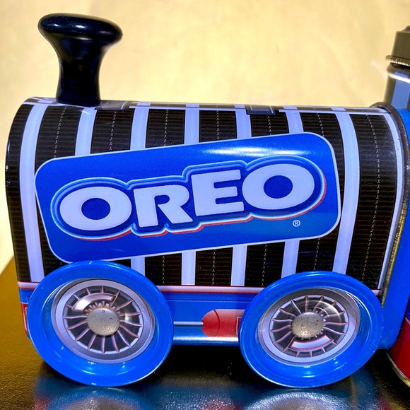 OREO TIN TRAIN VTG 1997 KEY & MUSIC BOX INSIDE PLAYS IT’S A SMALL WORLD NABISCO - Picture 6 of 13